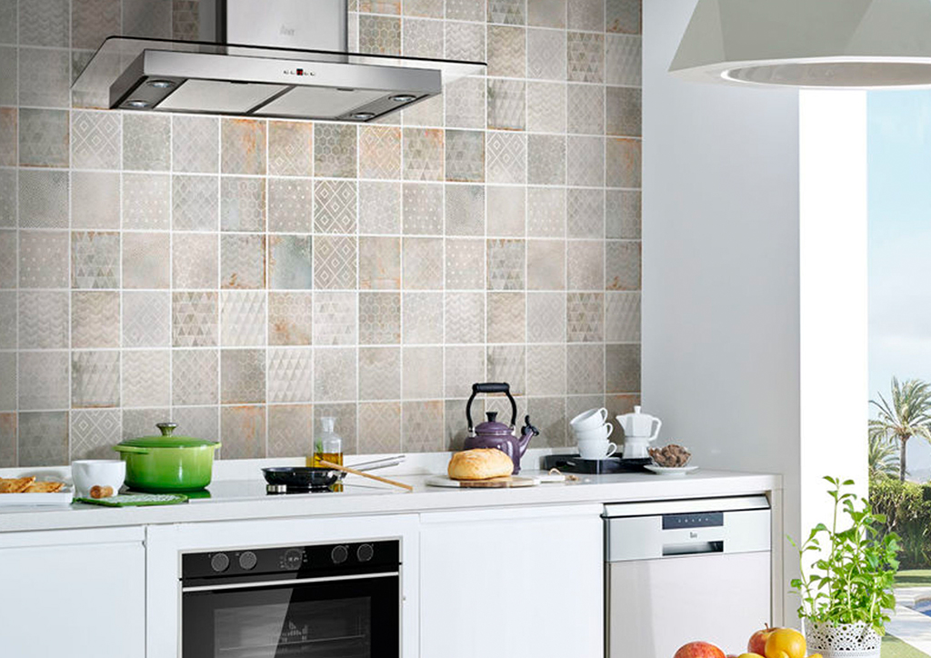 Incluye accesorios cromados que reflejen la luz