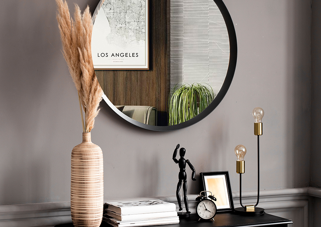 Ubica espejos en puntos estratégicos para reflejar la luz exterior